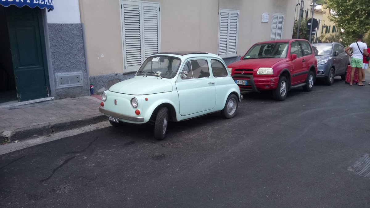 Fiat 500 R. 1972 - 1975. Der 500 R trägt noch ein altes italienisches Kennzeichen aus der Provinz Perugia/Umbrien. Forio/Kampanien am 12.08.2017.