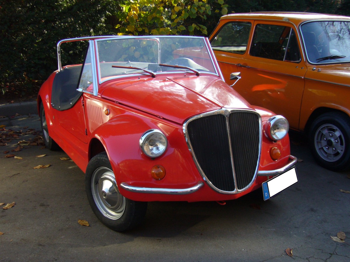 Fiat 500 Vignale Gamine. 1967 - 1971. Von diesem, auf dem Fiat Nuova Cinquecento basierenden Spaßauto, wurden ca. 300 Stück bei der Carozzeria Vignale/Grugliasco bei Turin produziert. Der 21,5 PS starke 2-Zylindermotor hat einen Hubraum von 499,5 cm³. In Deutschland wurde, das hierzulande ausschließlich in ziegelrot lieferbare Cabriolet, über den Otto-Versand vertrieben. Der Preis lag bei DM 3980,00. Oldtimertreffen Industriemuseum Ennepetal am 01.11.2015.