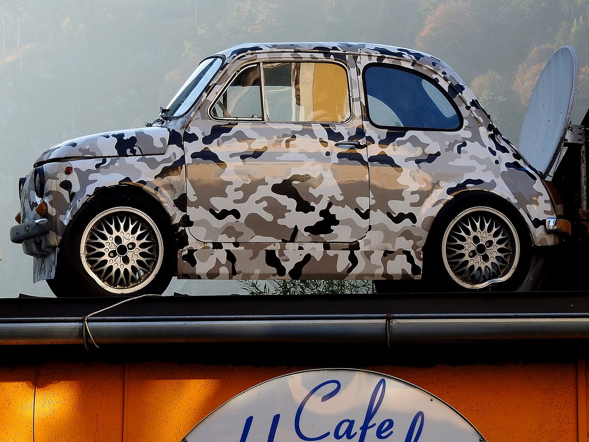 FIAT-500 wurde als getarnter Werbeträger auf das Dach über einer Lokalität platziert; 161023