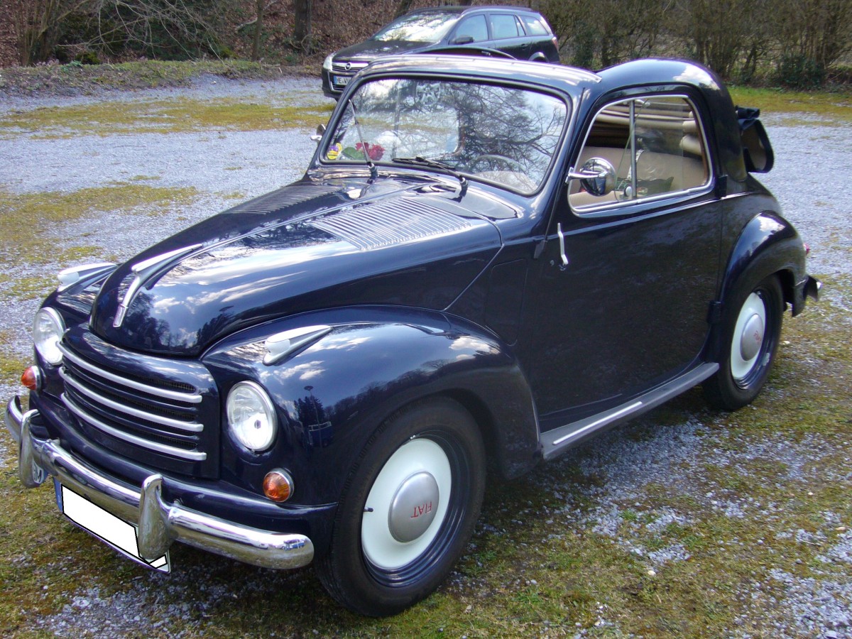 Fiat 500C  Topolino . 1949 - 1955. Vorgestellt wurde der 500´er bereits 1936. Nach dem Krieg wurde die Produktion wieder aufgenommen. Ab dem Modelljahr 1949 erhielt der Kleinwagen eine modernisierte Front. Der 4-Zylinderreihenmotor leistet 16,5 PS aus 570 cm³ Hubraum. Oldtimertreffen Schwarzwaldhaus im Neandertal am 05.04.2015.