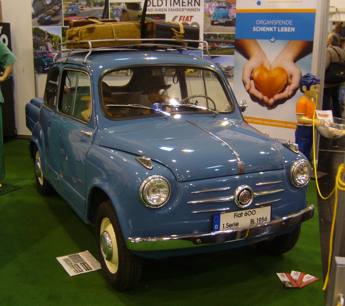Fiat 600 Berlina, auch  Seicento  genannt, aus dem Modelljahr 1956. Das Modell war im Jahr davor auf den Markt gekommen. Der im Heck verbaute Vierzylinderreihenmotor hat einen Hubraum von 633 cm³ und leistet 28,5 PS. Das reichte für eine Höchstgeschwindigkeit von 110 km/h. Dieses Modell trug wesentlich zur Massenmotorisierung Italiens in den so genannten Wirtschaftswunderjahren bei. Techno Classica Essen am 05.04.2024.