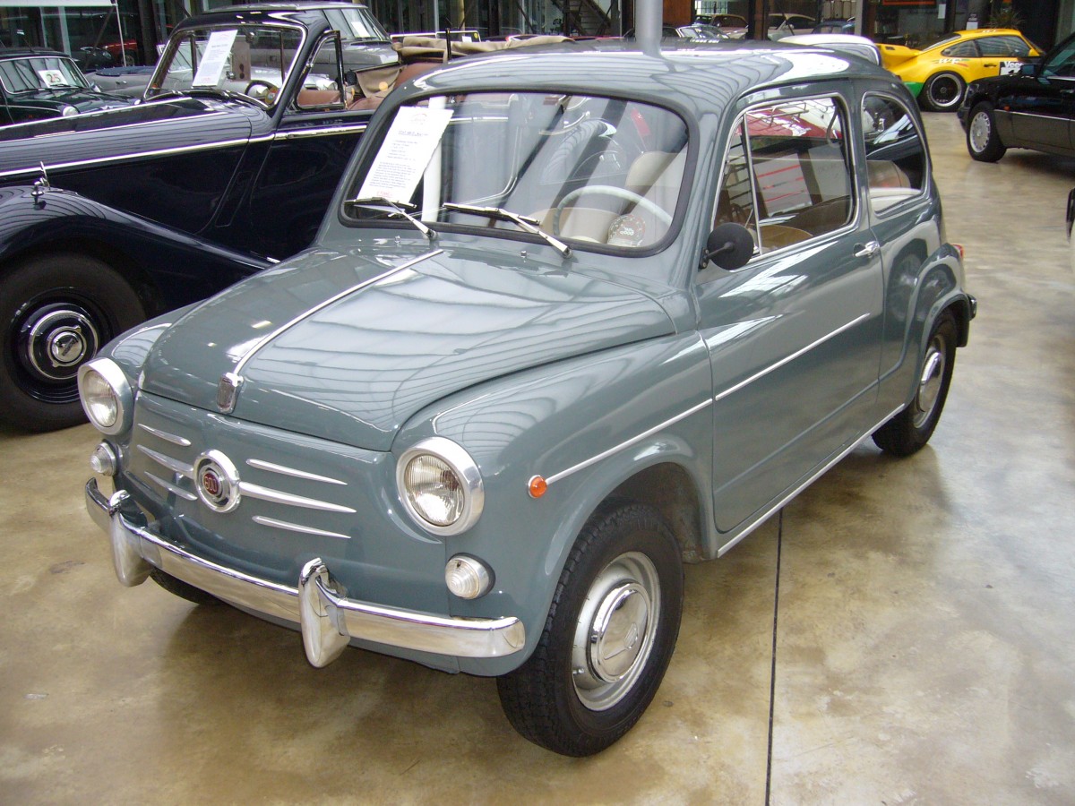 Fiat 600 D. 1960 - 1969. Der 600 D basierte auf dem bereits 1955 vorgestellten Seicento. Ab 1960 wurde der Hubraum des 4-Zylindereihenmotores auf 767 cm aufgebohrt, was 4 PS Mehrleistung erbrachte. Im Jahr 1964 stellte man beim Fiat 600 auch auf vorn angeschlagene Tren um. Da der abgelichtete Seicento dem Jahrgang 1964 entstammt, drfte es sich um einen der ersten mit dem neuen Transchlag handeln. Classic Remise Dsseldorf am 13.10.2013.