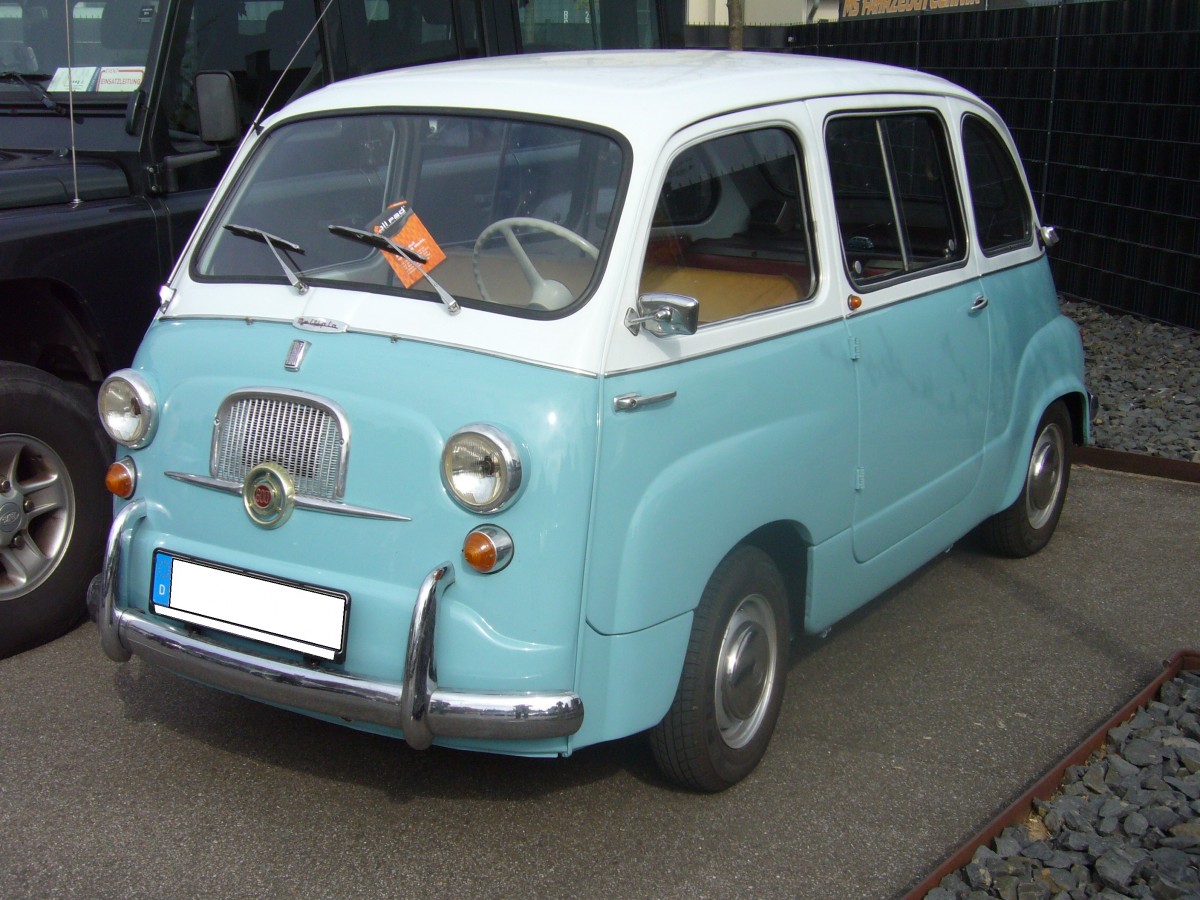 Fiat 600 Multipla. 1956 - 1969. Der sechssitzige, viertürige Multipla basiert auf dem 1955 vorgestellten Seicento. Er kann als Vorläufer der heutigen Familienvans gesehen werden. Bis 1960 leistete der 4-Zylinderreihenmotor 19 PS aus 633 cm³ Hubraum. Danach erhöhte sich die Leistung auf 23 PS aus 767 cm³ Hubraum. Oldtimersaisoneröffnung an der Düsseldorfer Classic Remise am 13.04.2014.