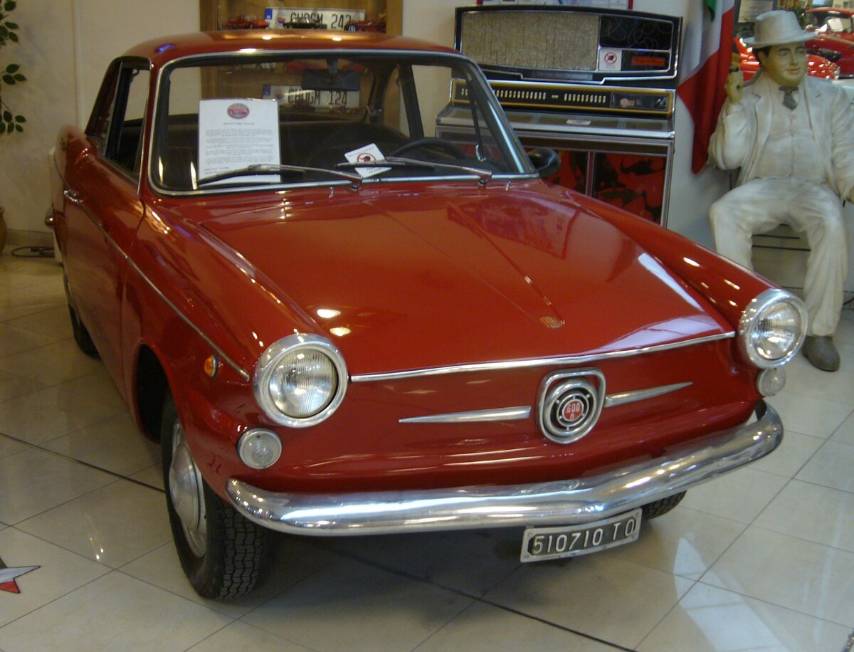Fiat 600D Vignale Coupe aus dem Jahr 1962. Während des Genfer Salon des Jahres 1955 feierte die Fiat 600 Limousine seine Weltpremiere. Der neuartige Heckmotor, die Einzelradaufhängung rundum, eine neuartige selbsttragende Karosserie, sowie ziemlich flotte Fahrleistungen, waren für seinen enormen wirtschaftlichen Erfolg verantwortlich. Das weckte auch das Interesse von Tunern wie Abarth und Edelschmieden wie Zagato, Allemano, Pininfarina, Viotti, Ghia, sowie Savio. Diese stellten mehr oder weniger gelungene Entwürfe her. Der schönste ist aber der Entwurf der Carrozzeria Vignale/Torino. Vignale zeichnete nicht nur ein bildhübsches Coupé, sondern auch noch einen dazu passenden Spider. Sie wurden auch in Deutschland als Neckar Jagst Riviera angeboten. Der im Heck verbaute Vierzylinderreihenmotor hat einen Hubraum von 767 cm³ und leistet 25 PS. The Malta Classic Car Collection in Saint Paul´s Bay am 09.09.2023.