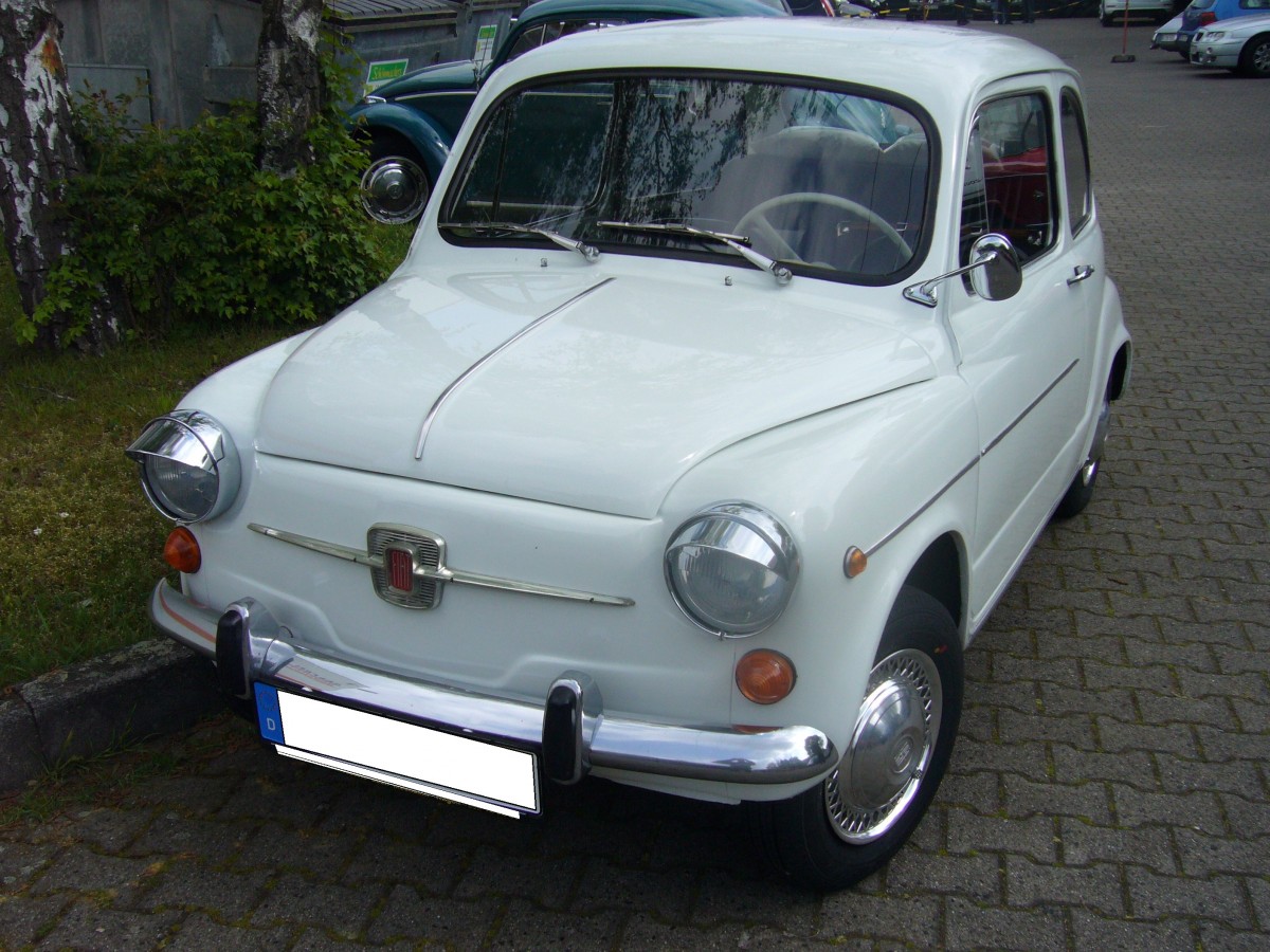 Fiat 770S. 1970 - 1973. Der 770S basiert genau wie der 770 auf dem Seicento. 1968 stellte Fiat die Produktion des Seicento in Italien ein. Bei SEAT in Barcelona wurde das Modell, auch für den deutschen Markt, als 770 bis 1970 und als 770S, noch bis 1973 weiter gebaut. Düsseldorf am 13.04.2014.