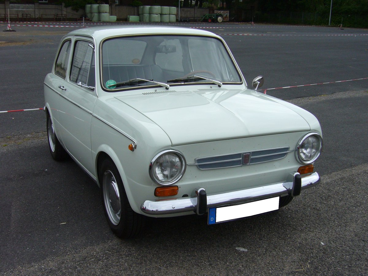 Fiat 850 Special. 1964 - 1974. Die 850´er Limousine wurde ein Jahr vor dem 850 Spider und 850 Sportcoupe auf den Markt gebracht. Der im Heck verbaute, wassergekühlte Vierzylinderreihenmotor leistet 37 PS. 1972 endete die Produktion in Italien. Bis 1974 wurde das Auto für den gesamten europäischen Markt aber noch bei SEAT in Spanien weiter produziert. Kleinwagentreffen Krefeld am 31.05.2018.