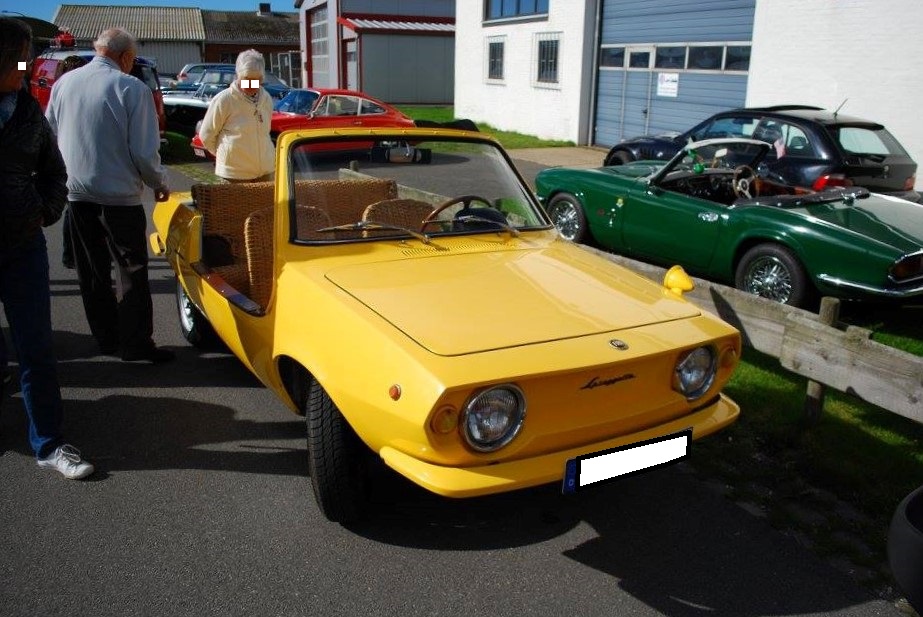 Fiat 850 Spiaggetta aus dem Jahr 1968. Auf der Basis des Fiat 850, wurde dieses witzige  Strandauto  vom legendären Giovanni Michelotti gezeichnet. Es wird angenommen, dass nur ca. 80 solcher Spiaggetta für Kunden wie z. B. Jacqueline Kennedy-Onassis und die niederländische Königsfamilie gebaut wurden, die sie als Fahrzeuge an ihren Urlaubsdomizilen oder als Yachttender verwendeten. Dieses Exemplar ist in der häufig bestellten Farbe gelb gehalten und verfügt über die traditionellen Korbsitze für vier Passagiere, die an sommerliche Gartenstühle erinnern. Mit den roten Stoffkissen und dem passendem rotem Teppichboden fühlt man sich, als sitze man in einem mediterranen Cafe. Amüsanterweise ist sogar das Armaturenbrett in diesem Auto in Korbgeflecht gehalten, und das Innere der Türen ist gezimmert, was an ein Ruderboot erinnert. Der im Heck verbaute, wassergekühlte Vierzylinderreihenmotor hat einen Hubraum von 843 cm³ und leistet 47 PS. Oldtimertreffen Büsum im September 2019.