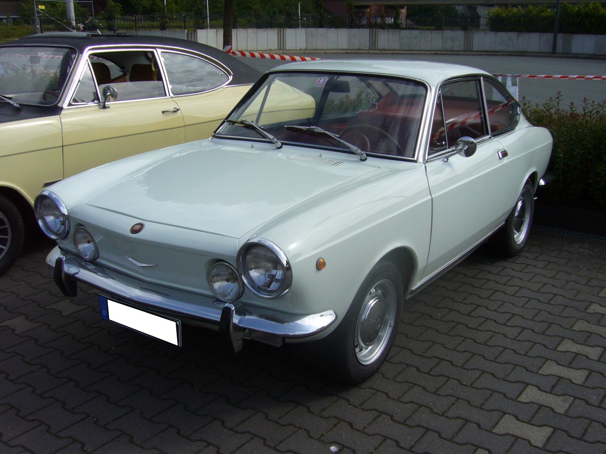 Fiat 850 Sport Coupe. 1965 - 1971. Das 850´er Coupe und der Spider wurden ein Jahr nach der Limousine auf dem Genfer Salon vorgestellt. Hier wurde ein Modell ab dem Modelljahr 1968 abgelichtet. Dieses ist an den integrierten Fernscheinwerfern erkennbar. Der nun 903 cm³ große 4-Zylinderreihenmotor leistet hier 52 PS. Prinz-Friedrich-Oldtimertreffen am 17.05.2015 in Essen-Kupferdreh.