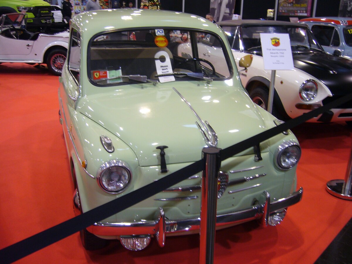 Fiat Abarth 750 aus dem Jahr 1959. Der in Turin ansässige Tuner Carlo Abarth spezialisierte sich in den 1950´er Jahren immer mehr auf die Veredelung von Fiat Automobilen. Im Zuge eines solchen Tunings entstand der Abarth 750, der auf dem Fiat 600 basierte, der ab 1955 hergestellt wurde. Der erste Abarth 750 wurde im Jahr 1956 gebaut. Die Karosserien wurden von Fiat nur teilweise montiert an Abarth ausgeliefert, um die Veränderungen am Motor zu vereinfachen. Statt des Fiat Motors mit einem Hubraum von 633 cm³ verbaute man einen Motor 747 cm³ Hubraum. Mit Hilfe verschiedener Modifikationen erhöhte sich die Leistung von 22 PS auf 40 PS. Dieser Abarth 750 verbrachte seine  Autojugend  in der kalabrischen Provinz Catanzaro. Essen Motorshow am 06.12.2023.