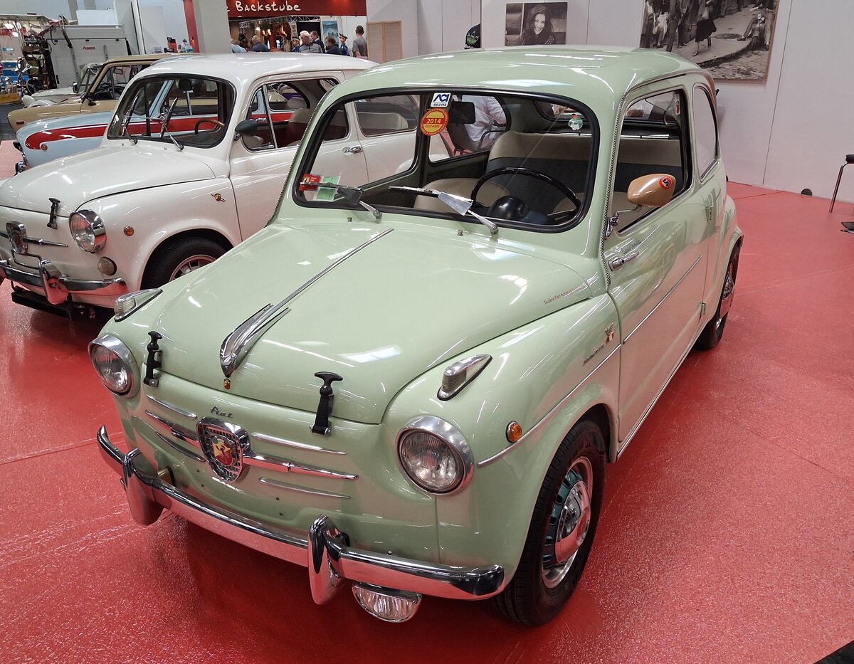 Fiat Abarth 750 aus dem Jahr 1959. Der in Turin ans�ssige Tuner Carlo Abarth spezialisierte sich in den 1950´er Jahren immer mehr auf die Veredelung von Fiat Automobilen. Im Zuge eines solchen Tunings entstand der Abarth 750, der auf dem Fiat 600 basierte, der ab 1955 hergestellt wurde. Der erste Abarth 750 wurde im Jahr 1956 gebaut. Die Karosserien wurden von Fiat nur teilweise montiert an Abarth ausgeliefert, um die Ver�nderungen am Motor zu vereinfachen. Statt des Fiat Motors mit einem Hubraum von 633 cm� verbaute man einen Motor 747 cm� Hubraum. Mit Hilfe verschiedener Modifikationen erh�hte sich die Leistung von 22 PS auf 40 PS. Dieser Abarth 750 verbrachte seine  Autojugend  in der kalabrischen Provinz Catanzaro. Techno Classica Salon in Dortmund am 25.09.2026.