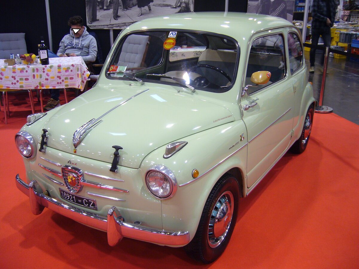 Fiat Abarth 750. Der in Turin ansässige Tuner Carlo Abarth spezialisierte sich in den 1950´er Jahren immer mehr auf die Veredelung von Fiat Automobilen. Im Zuge eines solchen Tunings entstand der Abarth 750, der auf dem Fiat 600 basierte, der ab 1955 hergestellt wurde. Der erste Abarth 750 wurde im Jahr 1956 gebaut. Die Karosserien wurden von Fiat nur teilweise montiert an Abarth ausgeliefert, um die Veränderungen am Motor zu vereinfachen. Statt des Fiat Motors mit einem Hubraum von 633 cm³ verbaute man einen Motor 747 cm³ Hubraum. Mit Hilfe verschiedener Modifikationen erhöhte sich die Leistung von 22 PS auf 40 PS. Dieser Abarth 750 verbrachte seine  Autojugend  in der kalabrischen Provinz Catanzaro. Essen Motor Show am 06.12.2022.