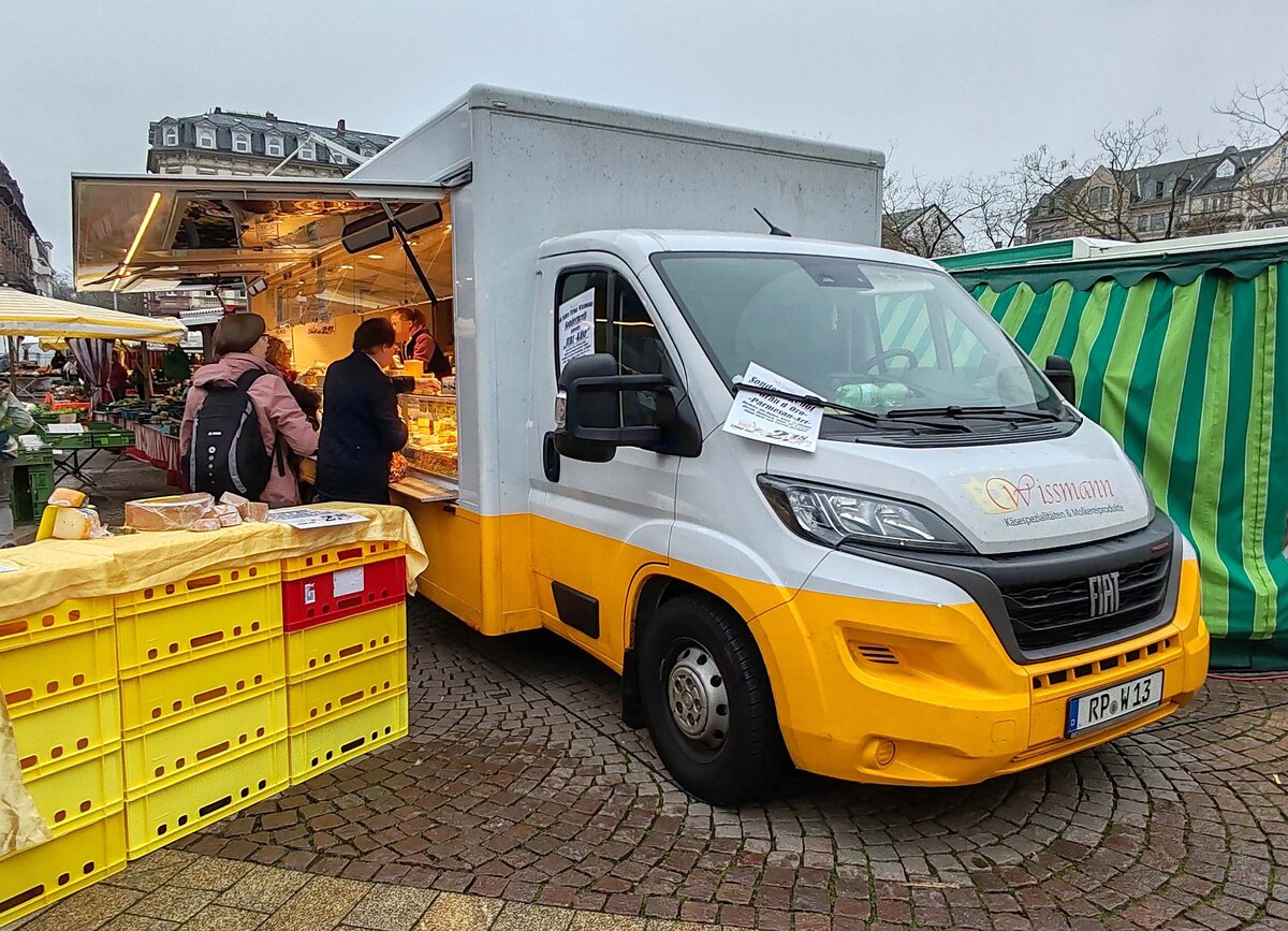 =Fiat Ducato des Käsehändlers WISSMANN steht auf dem Wochenmarkt in Wiesbaden, 12-2025