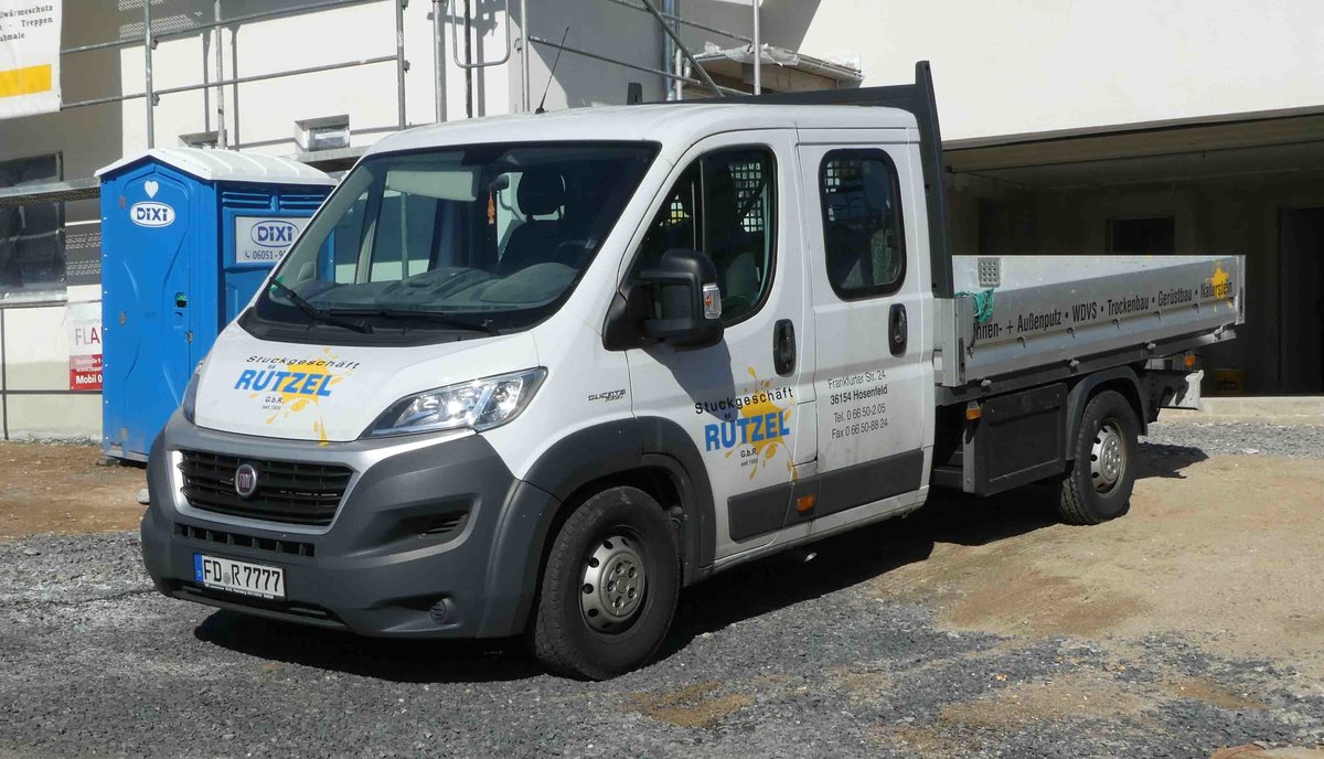 =Fiat Ducato vom Stuckgeschäft RÜTZEL steht im März 2019 auf einer Baustelle in Petersberg-Marbach