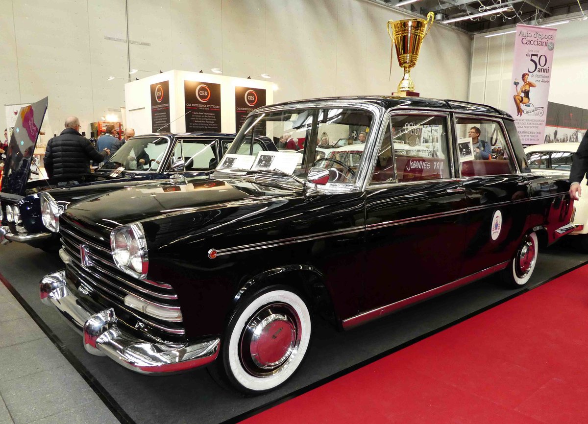 =Fiat (Limousine von Papst Johannes XXXIII), fotografiert bei den Retro Classics Stuttgart im März 2017