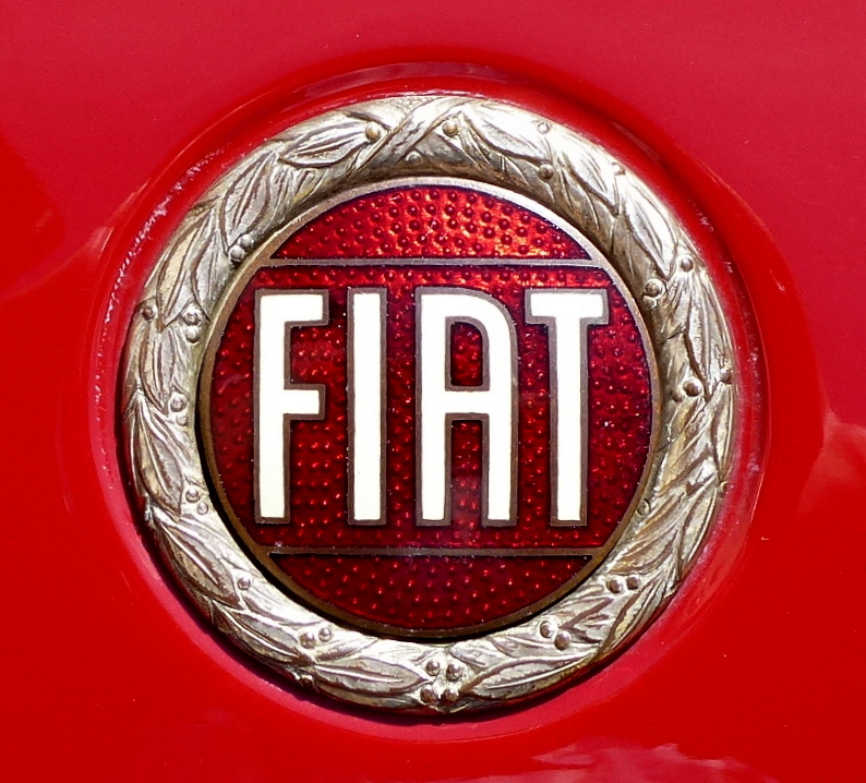 FIAT, Logo auf der Khlerhaube des PKW Fiat 2000, Nov.2014