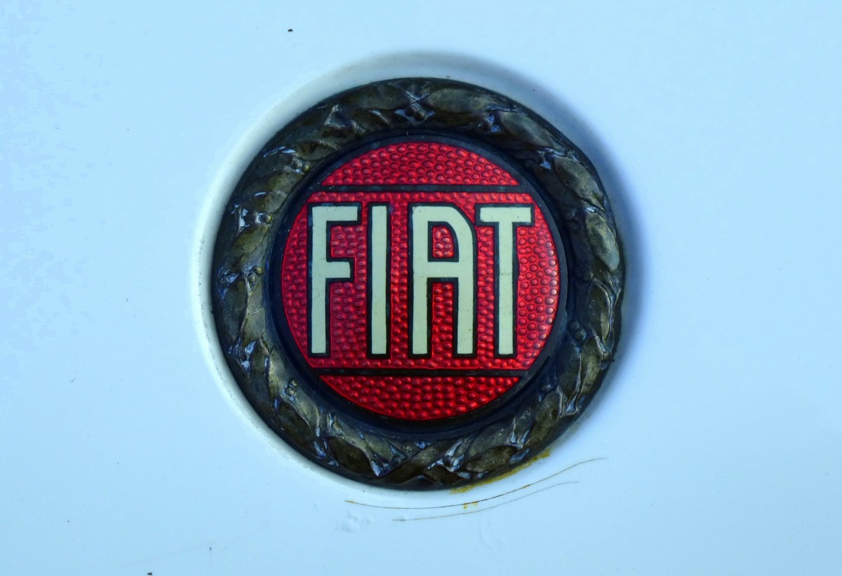 Fiat, Logo auf der Motorhaube des Oldtimer-Sportwagen  Dino , wurde gebaut von 1966-72, Mrz 2015