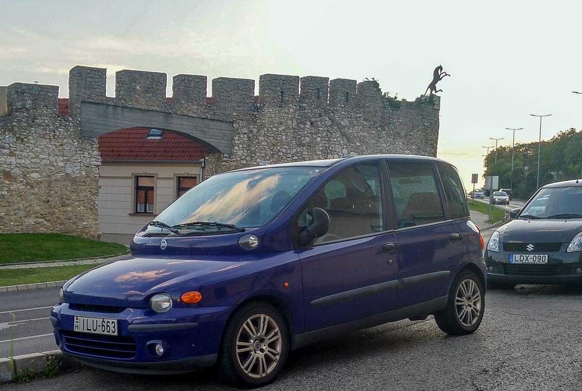 Fiat Multipla, fotografiert in Pécs (HU), August 2019.