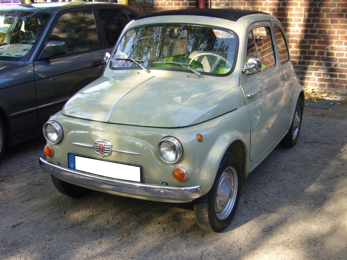 Fiat Nuova 500. 1957 - 1977. Von diesem  Dauerbrenner  verkaufte Fiat weit über 3.7 Millionen Fahrzeuge. Hier wurde ein 1964´er Modell 500D abgelichtet, dessen Zweizylinderparalleltwinmotor aus einem Hubraum von 499,5 cm³ eine Leistung von 17,5 PS erbringt. Oldtimertreffen an der Niebu(h)rg in Oberhausen am 17.10.2018..