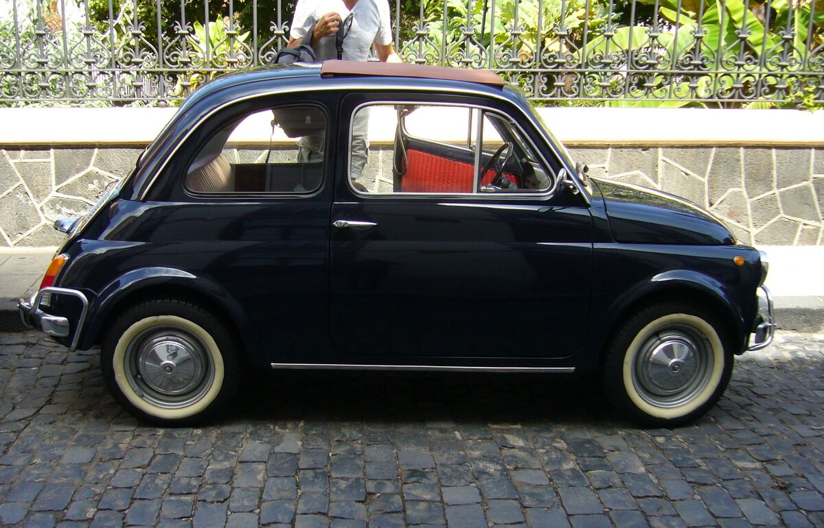 Fiat Nuova 500, gebaut von 1957 bis 1977. Von diesem  Dauerbrenner  verkaufte Fiat während der 21-jährigen Produktionszeit weit über 3.7 Millionen Fahrzeuge. Hier konnte ich einen Fiat 500 L ablichten, wie er von 1965 bis 1972 gebaut wurde. Das L steht für die  Luxusausführung  des Modelles 500 F. Der im Heck verbaute Zweizylinderreihenmotor leistet 18 PS aus einem Hubraum von 499,5 cm³. Thessaloniki im Sommer 2020. 
