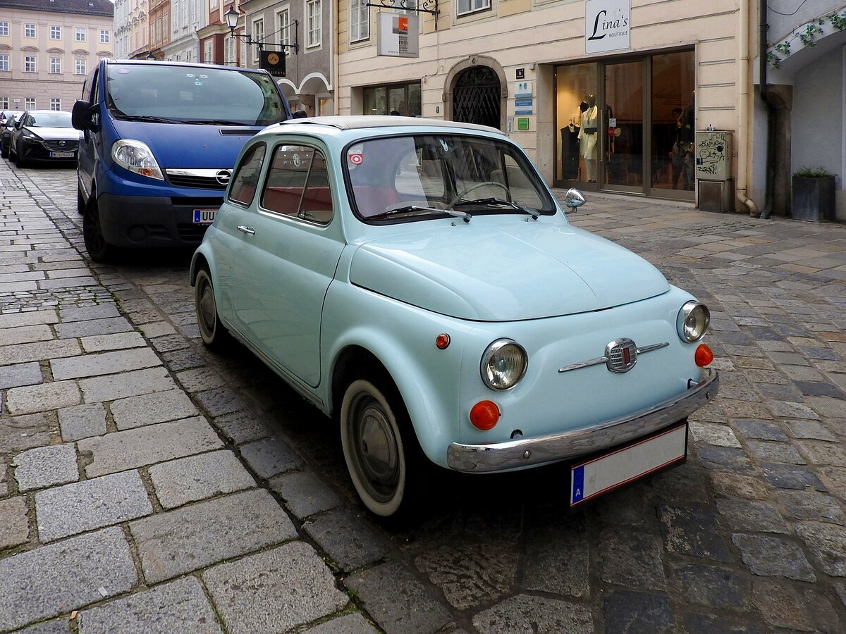 FIAT-Nuova500; bringt eine Leistung von 10kW bei 493ccm, wurde im Zeitraum von 1957÷1960 produziert; und hat sich nun in der Linzer Innestadt eingefunden; 221105