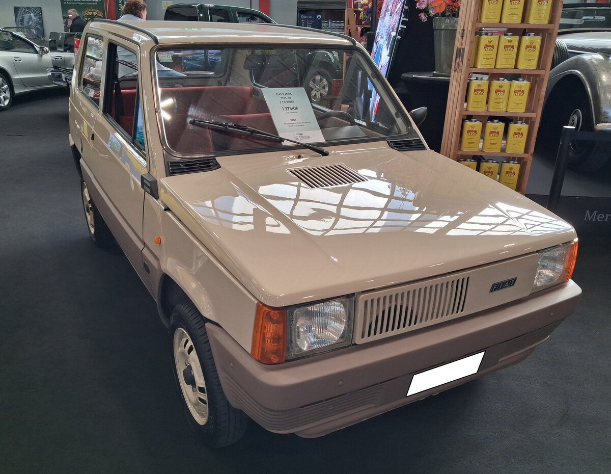 Fiat Panda 30 der Seria 1 aus dem Jahr 1983. Der Panda  30  war das absolute Basismodell des 1980 vorgestellten  Panda . Beworben wurde hier in Deutschland als  Die tolle Kiste . Eine Besonderheit der Seria 1-Modelle ist der asymmetrische K�hlergrill mit seinen L�ftungsschlitzen auf der rechten Seite zur K�hlung des Motors. Der Gebl�se-gek�hlte Zweizylinderreihenmotor, eine Weiterentwicklung aus dem Fiat 126, hat einen Hubraum von 652 cm� und leistet eben die 30 PS aus der Typenbezeichnung. Der 30´er wurde fast ausschlie�lich in seinem Heimatland verkauft. 