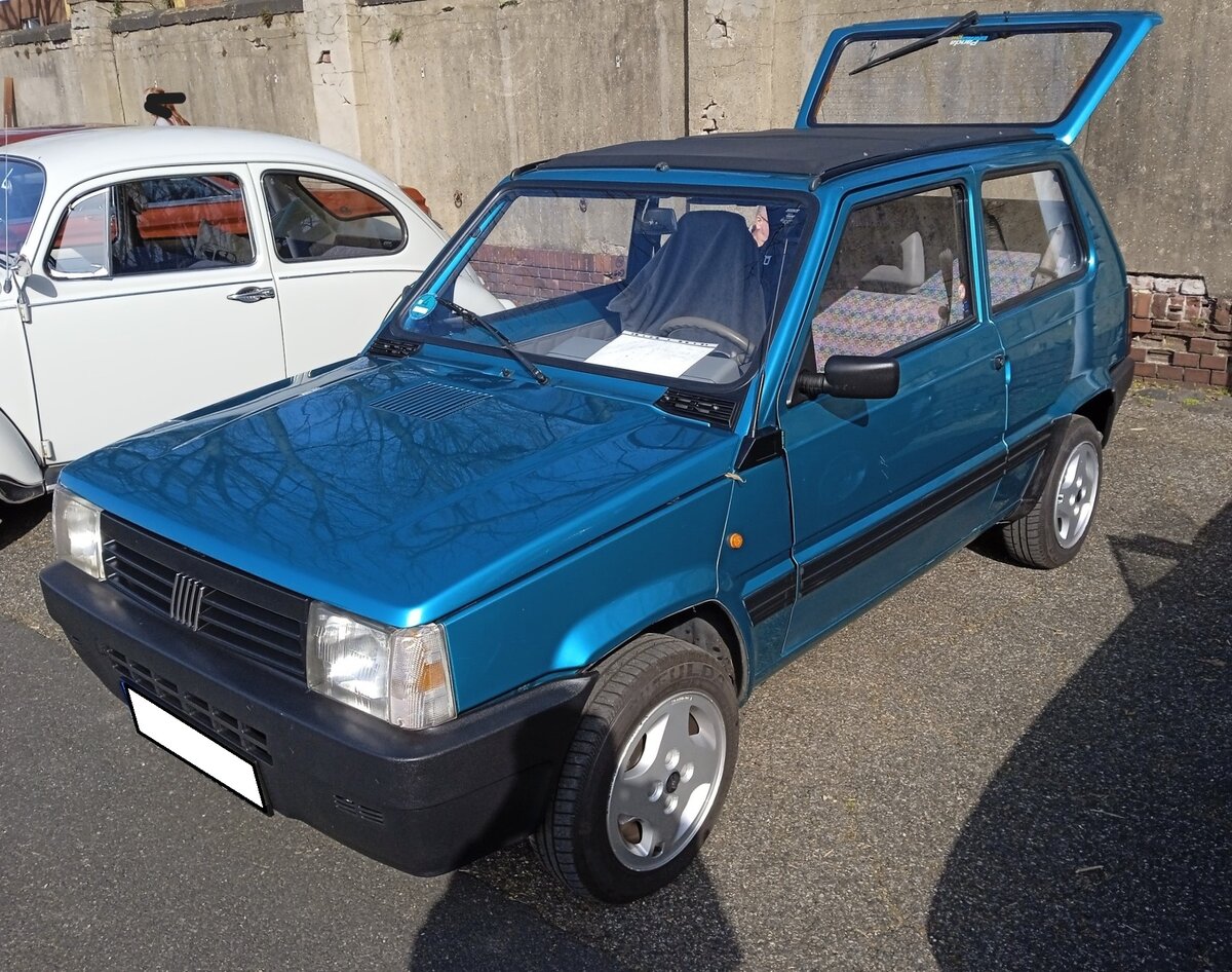 Fiat Panda der Seria 2. Der  Millionenseller  Fiat Panda (insgesamt mehr als vier Millionen verkaufte Fahrzeuge) kam im Jahr 1980 auf den Markt. Hier konnte ein Panda der zweiten Generation, wie er von 1986 bis 1991 gebaut wurde, abgelichtet werden. Es gab die Modelle, wie auf dem Foto Panda 750 (769 cm³/34 PS), Panda 900 (899 cm³/40 PS), Panda 1000 (999 cm³/44 PS) und den Panda 1100 (1099 cm³/50 PS). Oldtimertreffen an Mo´s Bikertreff in Krefeld am 08.03.2026.