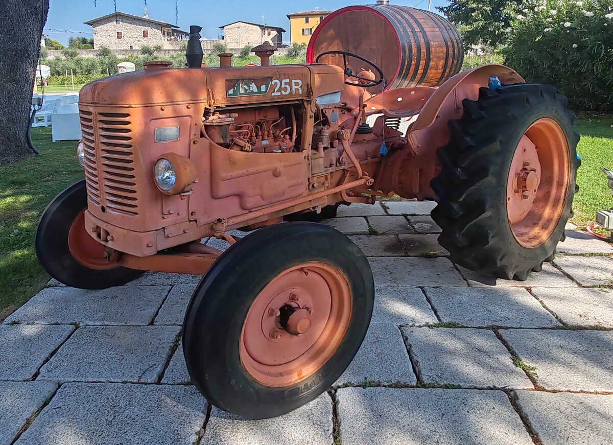 =Fiat R 25, steht auf dem Gelände vom Weingut SCOLARI in Puegnago, 09-2025