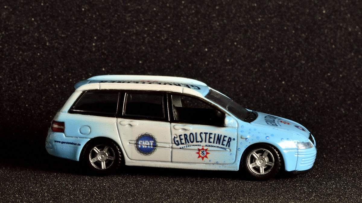 Fiat Stilo, Servicewagen des Team Gerolsteiner bei der Tour de France, Gerolsteiner Sprudel Werbegeschenk, Modellauto Diecast ca. 1:64, Tabletop Aufnahme vom 23.4.2021