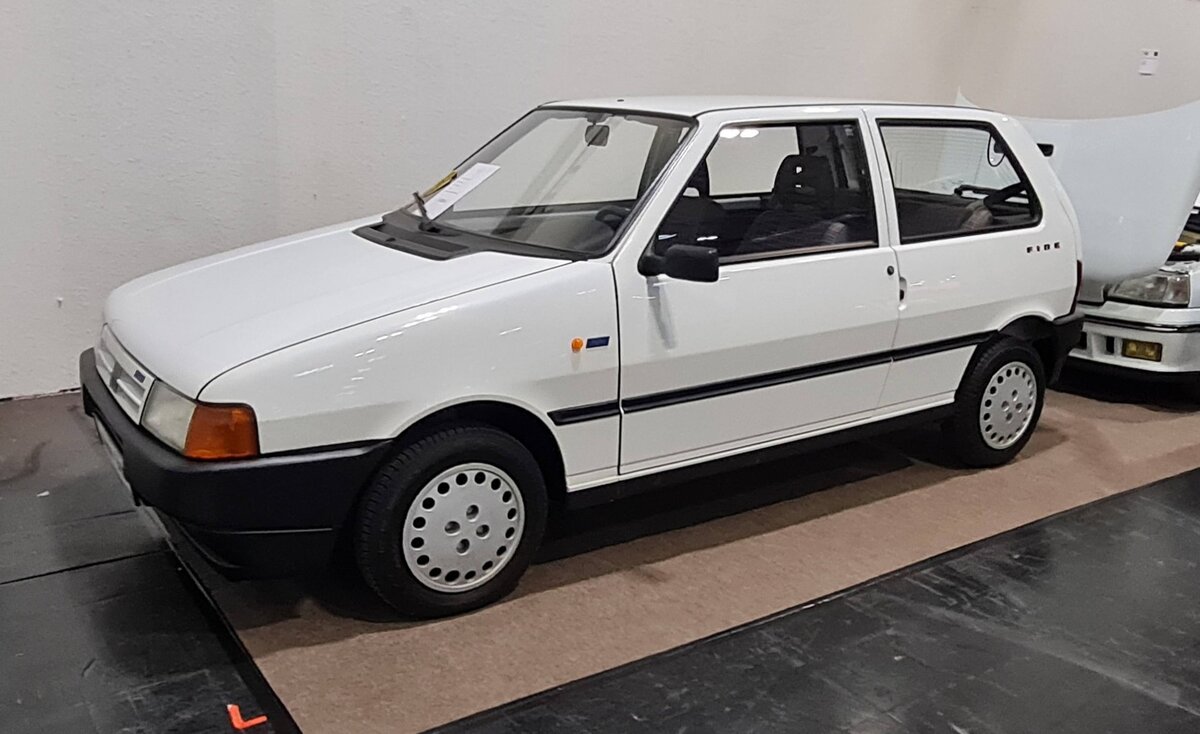 Fiat Uno 1.0 S i.e.. Der Uno kam 1983 auf den Markt und wurde im Jahr 1984 zum   Auto des Jahres  in Europa gewählt. Der Uno trat die Nachfolge des in die Jahre gekommenen Fiat 127 an. Für das Design zeichnete sich Giugiaro verantwortlich. Bei uns in Deutschland war der Uno über Jahre das erfolgreichste Modell in der Produktpalette von Fiat und gleichzeitig der meist verkaufte Importwagen. Bis zu seiner Produktionseinstellung im Jahr 2014 war das Modell mit etlichen Benzin- und Dieselmotoren lieferbar. Der hier gezeigte Uno S 1.0 i.e. hat einen Vierzylinderreihenmotor mit einem Hubraum von 999 cm³ und einer Leistung von 45 PS. Retro Classics in Essen am 09.04.2026.