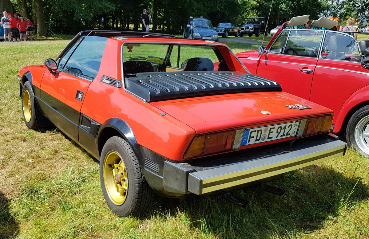 =Fiat X 1/9 steht auf der Ausstellungsfläche für Oldtimerfahrzeuge beim Bürgerfest  200 Jahre Landkreis Fulda  auf dem Gelände von Schloß Fasanerie im Juni 2022.