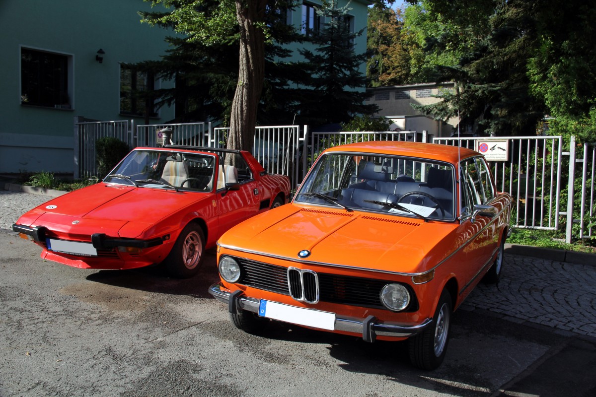 Fiat X1 Sportwagen und BMW 2002. Zusehn bei einer Oldtimerausstellung in Zeulenroda. Foto 01.09.2013 