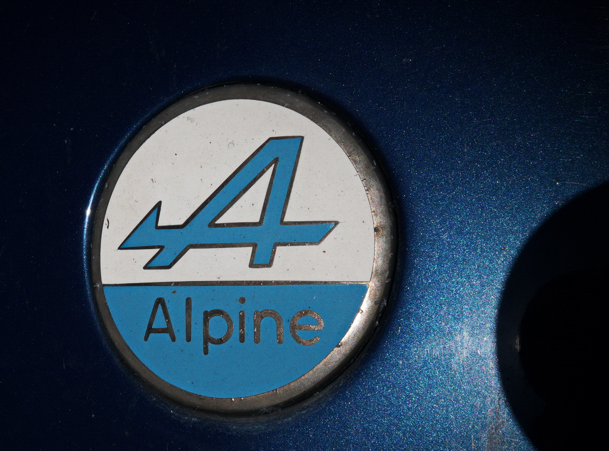 Firmenlogo auf einer Alpine A310 von 1983. Foto:32. Oldtimertage Berlin-Brandenburg; 13.05.2019