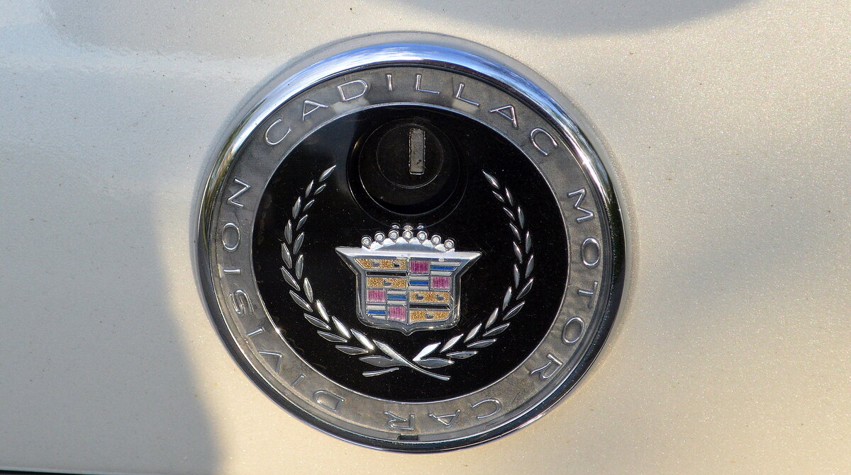 Firmenlogo auf einem amerikanischen Cadillac Seville STS4.6 V8 32V Northstar, 27.04.22 Berlin Marzahn.