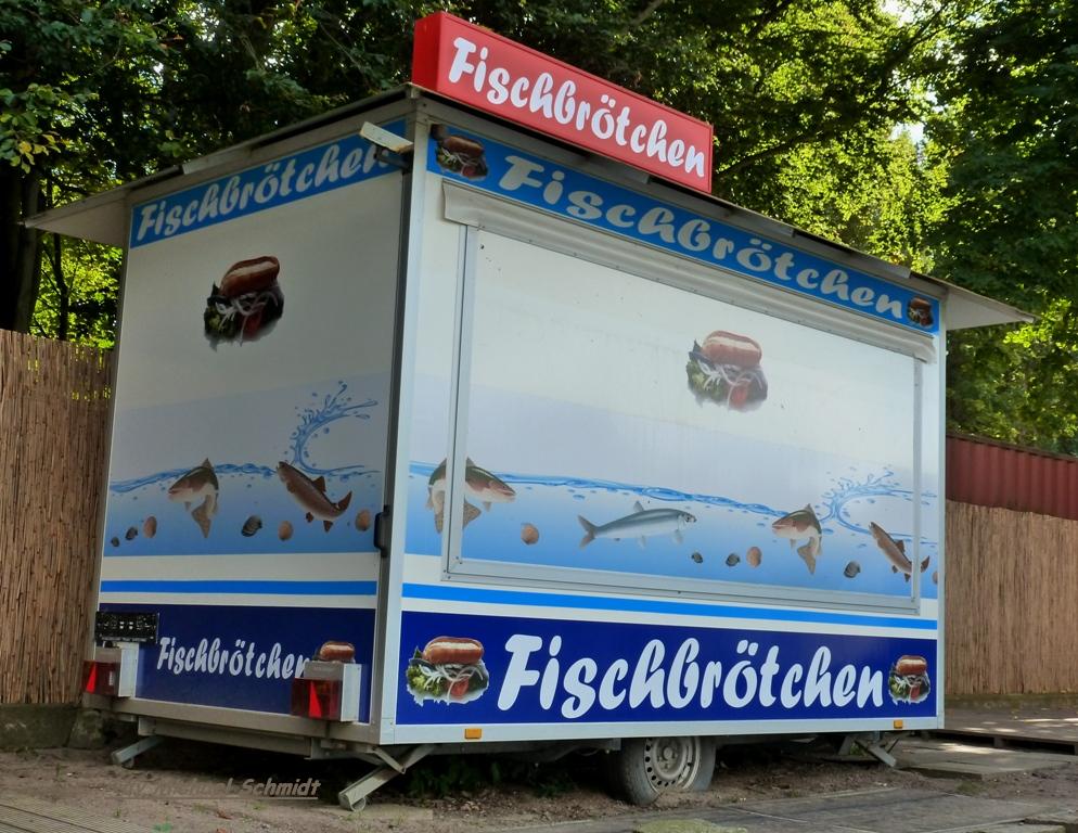 Fischbrtcher Verkaufsanhnger an der Ostsee 03,09,2012