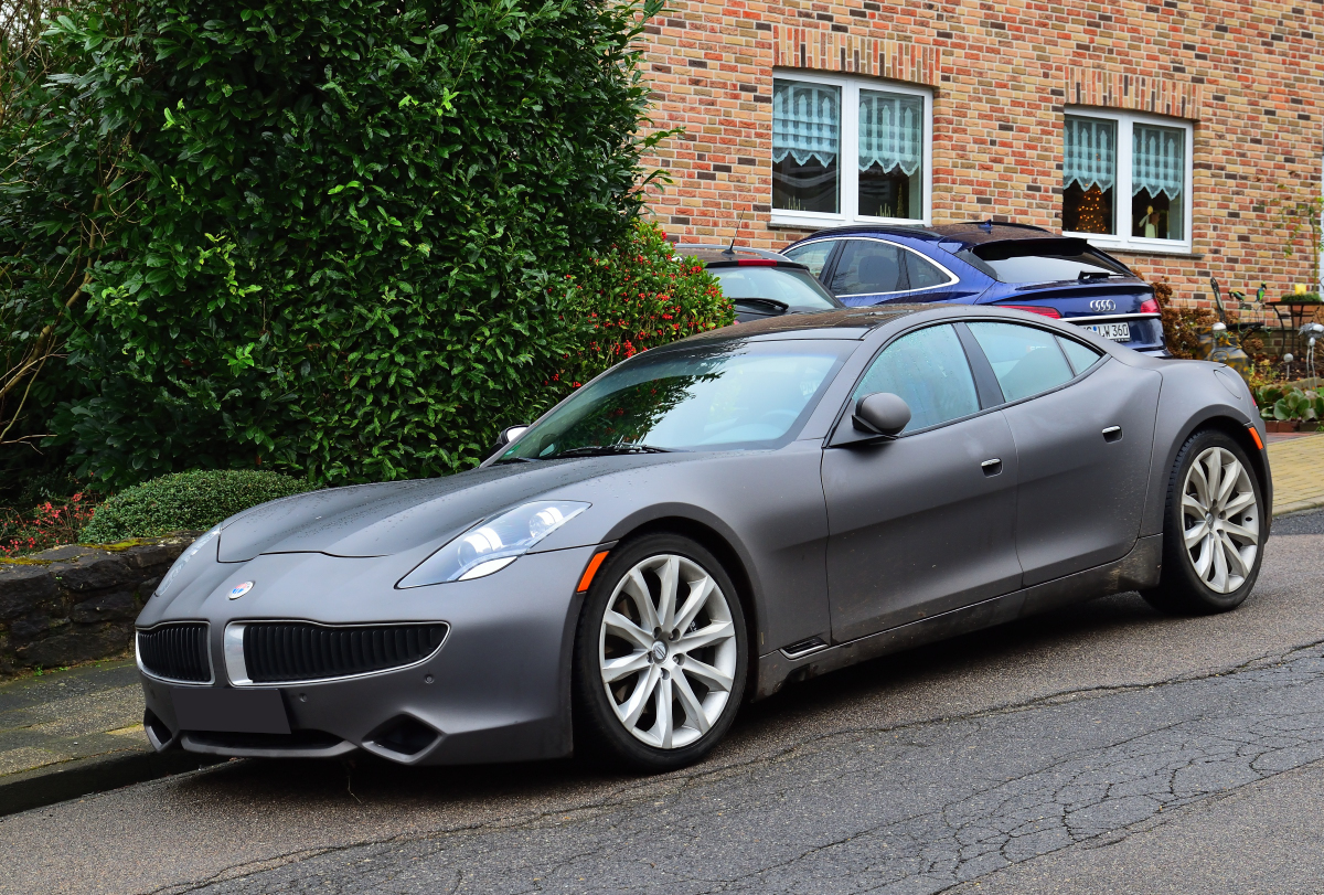 Fisker Karma, eine luxuriöse Plug-in-Hybrid-Limousine des US-amerikanischen Herstellers Fisker Automotive, er wird von zwei Elektromotoren mit einer Gesamtleistung von 300 kW (408 PS) angetrieben. 
Eine rein elektrische Reichweite bis zu 80 Kilometern, die durch einen Benzinmotor als  Range Extender  auf insgesamt etwa 480 Kilometer erweitert wird. 
Das Design stammt von Henrik Fisker (Aston Martin DB9 & BMW Z8).
Aufnahme 25.12.2024 in Übach- Palenberg