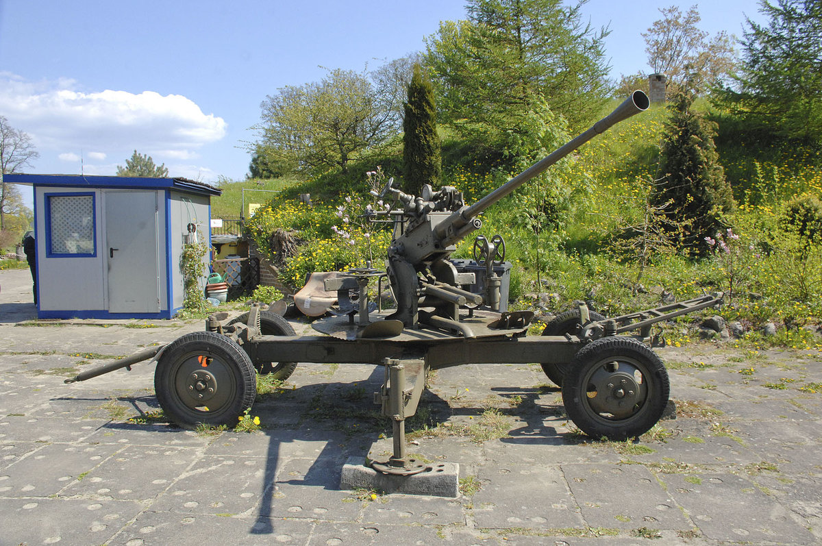 Fliegerabwehrkanone im Fort Zachodne (Westfort) in Świnoujście (Swinemünde). Aufnahme: 6. Mai 2016.