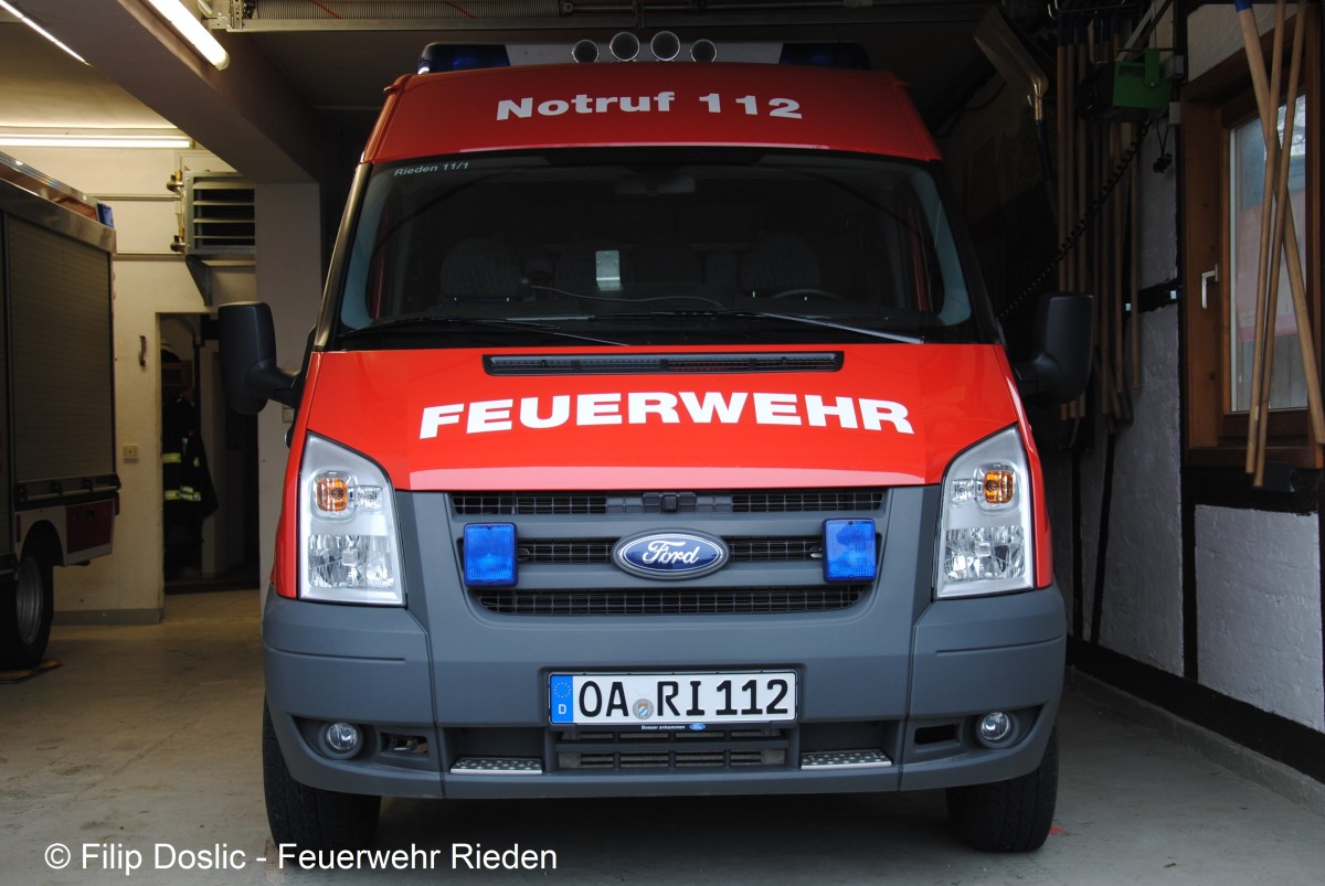 Florian Rieden 11/1.

Der ELW wurde von mir am 31. Januar 2016, bei einer selbstständigen Fahrzeugkunde aufgenommen. Das Fahrzeug wird in der Feuerwehr Sonthofen/Rieden aktiv im Einsatz verwendet.