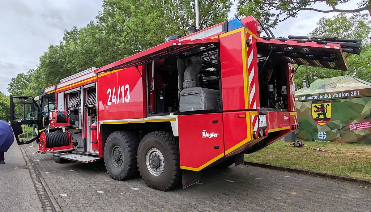 =Flugfeldl�schfahrzeug 40/60-6 der Bundeswehrfeuerwehr des Heeresflugplatzes Fritzlar, gesehen beim Hessentag in Fulda, 06-2026. Hersteller ist die Firma MAN, der Aufbau stammt von der Firma ZIEGLER.