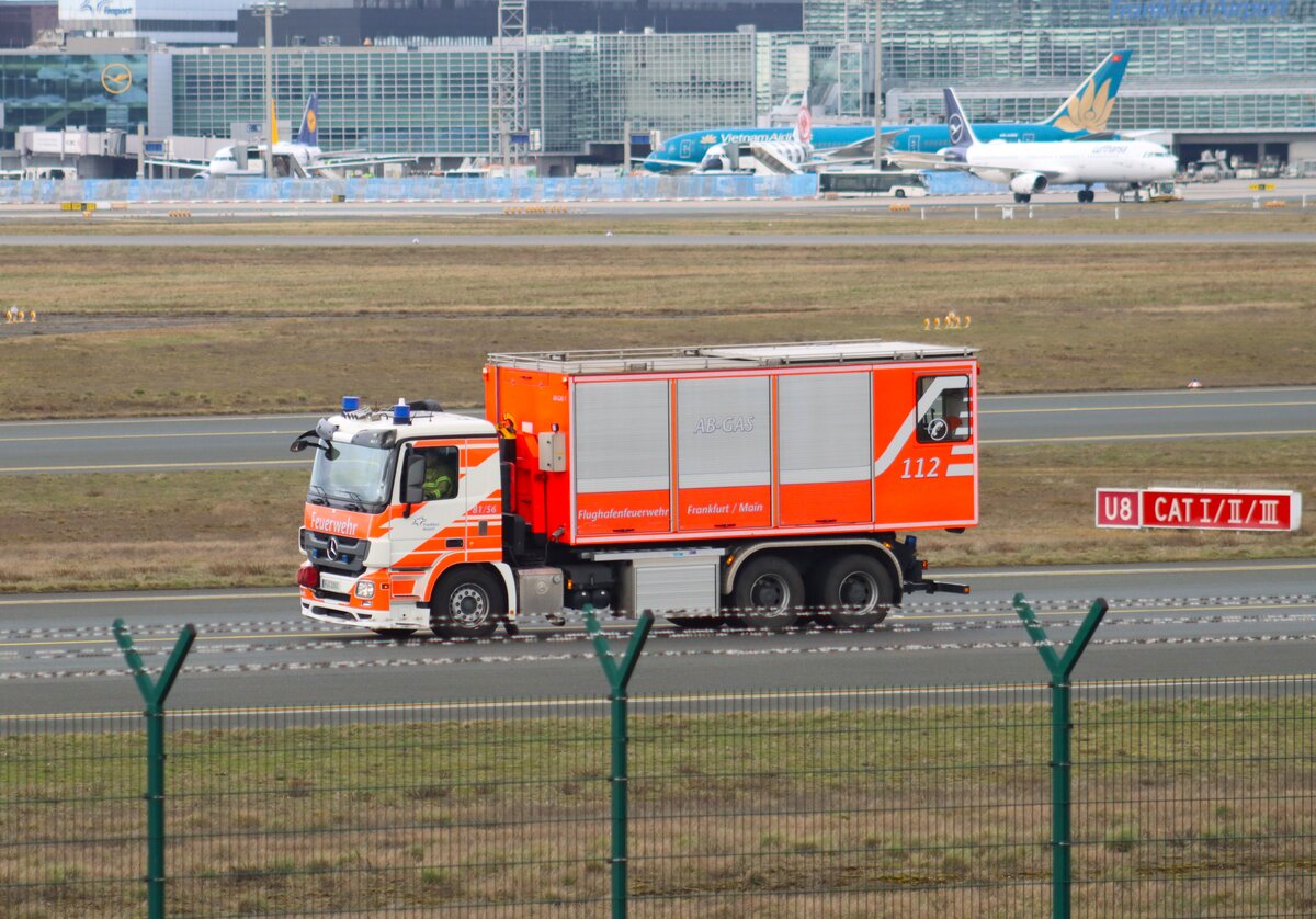 Flughafenfeuerwehr Frankfurt Mercedes Benz Actros WLF mit AB-GAS (Florian Frankfurt Flughafen 81/56) am 28.02.26