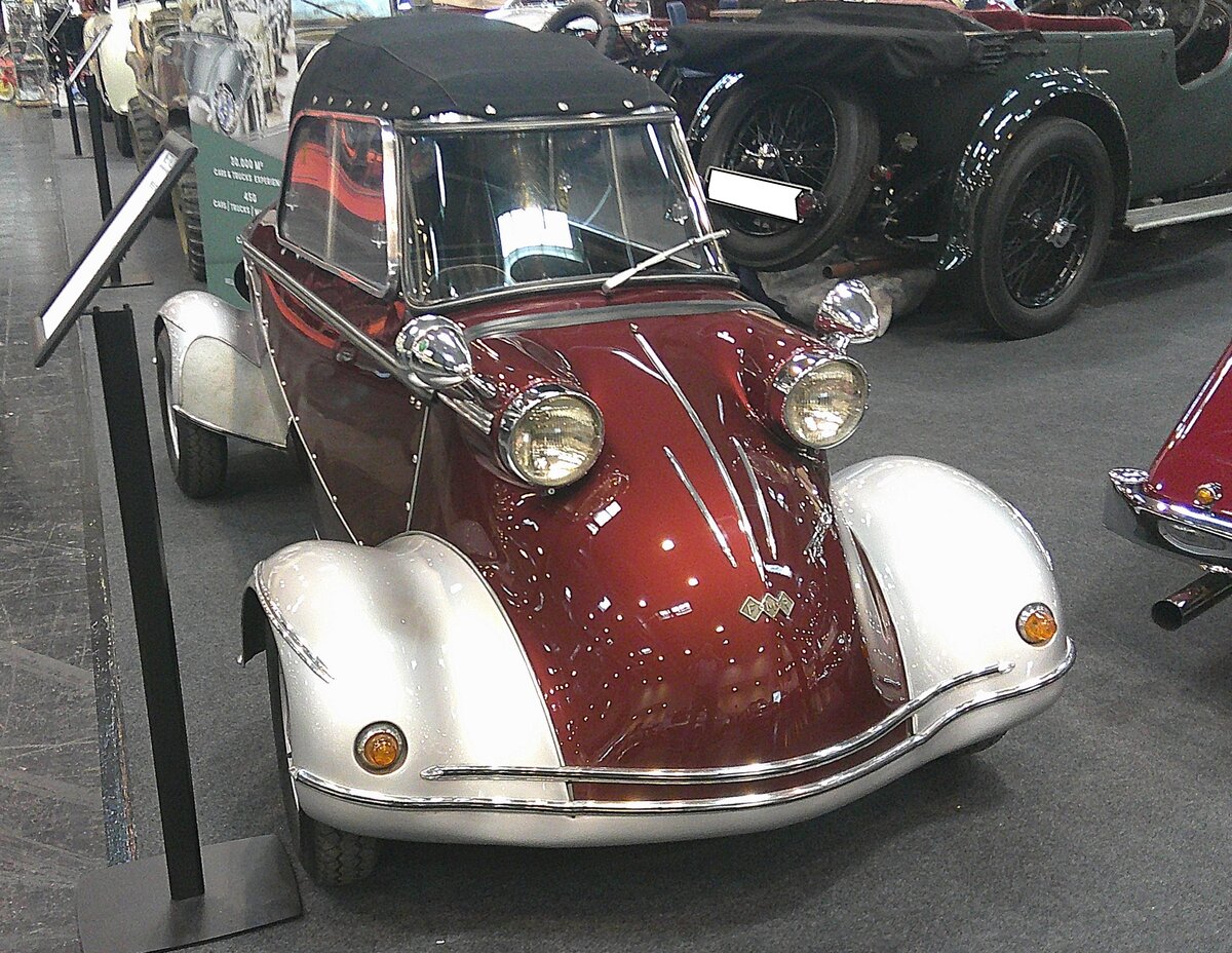 FMR Messerschmitt Tg 500, gebaut in den Jahren von 1958 bis 1961. Der Tg 500 wird häufig auch  Tiger  genannt. Von diesem Kraftpaket auf vier Rädern, anstatt der drei Räder beim normalen Kabinenroller KR200, wurden ca. 950 Exemplare produziert. Der von Fichtel & Sachs stammende Zweizylinderzweitaktmotor leistet 24.5 PS aus einem Hubraum von 493 cm³ und kann diese  Rennsemmel  bis auf 140 km/h beschleunigen. Der gezeigte Tg 500 stammt aus dem vorletzten Modelljahr 1960 und kostete damals genau DM 3400,00. Retro Classics in Essen am 09.04.2026.