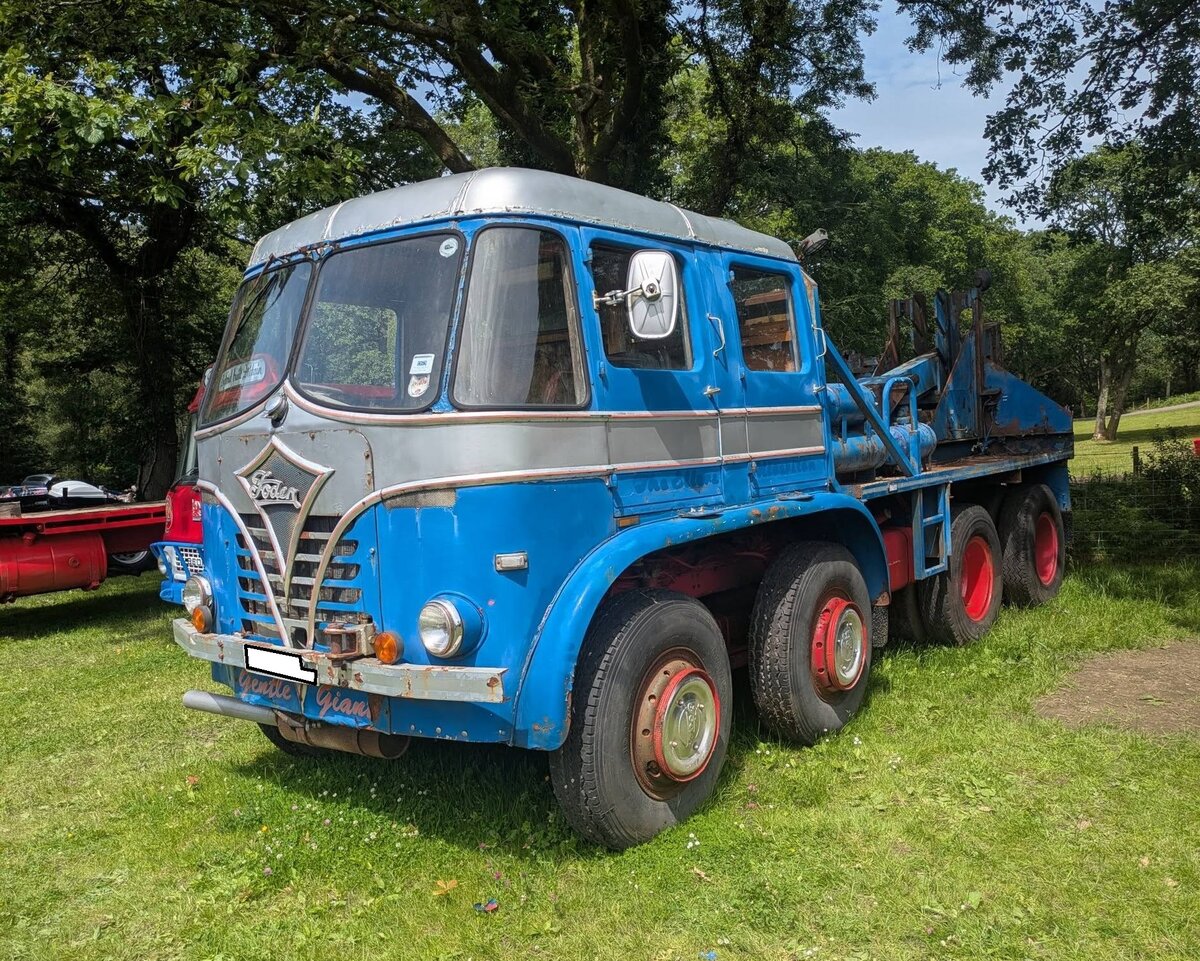 Foden S18 Vierachser Bergungs-Truck aus dem Jahr 1952. Der Foden S18 war ein schwerer LKW, der bei Foden Trucks in Elworth-Sandbach/Grafschaft Cheshire von 1949 bis 1957 gebaut wurde. Er ist besonders f�r sein markantes Design und seine herausragende Rolle im schweren Nutzlastverkehr in der Nachkriegszeit bekannt. Die Fahrerkabine des S18 zeichnete sich durch seine stilvolle, nach vorne gew�lbte Front mit auff�lligen horizontalen K�hlergrill-Lamellen aus, wobei der eigentliche K�hler elegant verborgen war. An der Vorderseite prangte oft ein Emblem, das an die historische Dampftradition der Marke erinnerte. Die LKW wurden von den robusten und leistungsstarken Dieselmotoren des Motorenzulieferer Gardner aus Manchester angetrieben. Der Dieselmotor nach dem Zweitakt-Prinzip hat einen Hubraum von 4090 cm� und leistet, Dank eines Roots-Kompressors, rund 126 PS. Abergavenny Steam and Vintage Show am 27.05.2023.