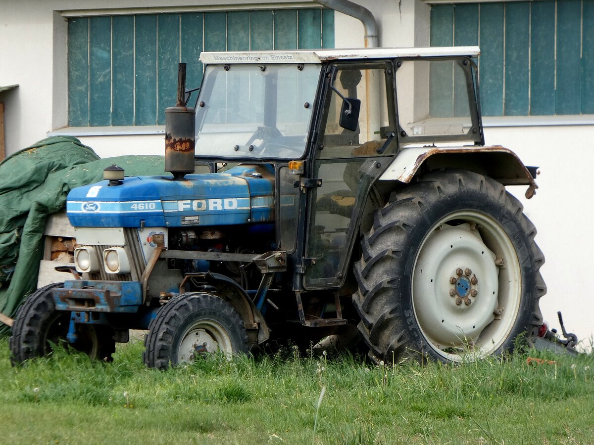 FORD-4610 (Leistung:61PS; Hubraum:3292ccm; Produktionszeitraum:1981-91) fristet entlang einer Betriebshalle wohl seiner letzten Ruhest�tte entgegen; 260517