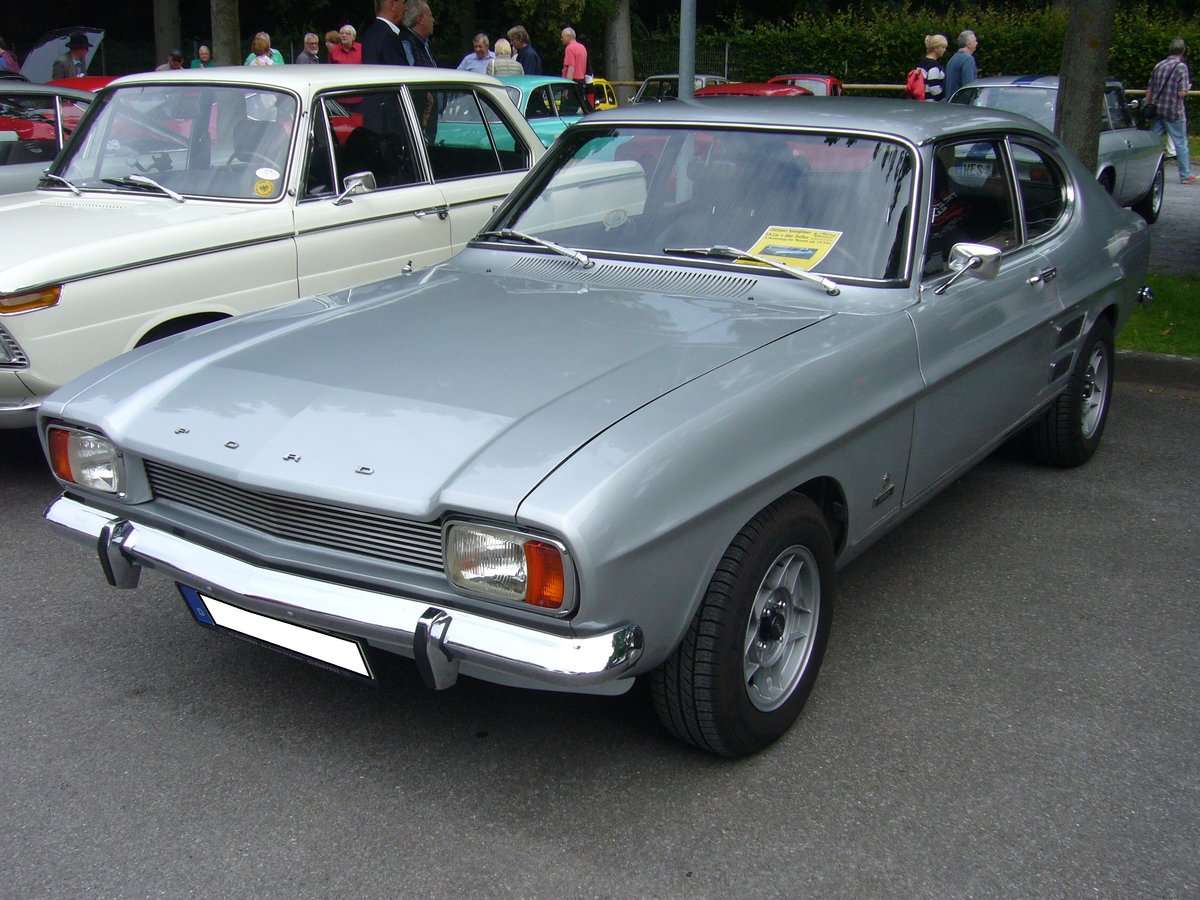 Ford Capri 1. 1969 - 1973. Mit dem Capri lancierten die Ford-Werke einen ähnlichen Erfolg, wie mit dem Mustang im Jahr 1964. Der Capri 1 war mit V4 und V6-motoren lieferbar. Hier wurde ein Modell mit V4-motor mit 1498 cm³ Hubraum und 60 PS in der Ausstattungsvariante XL abgelichtet. Bei dem abgelichteten Wagen handelt es sich um ein Vor-Faceliftmodell, gebaut bis 1972. OLdtimertreffen an der Krefelder Pferderennbahn am 12.06.2016.