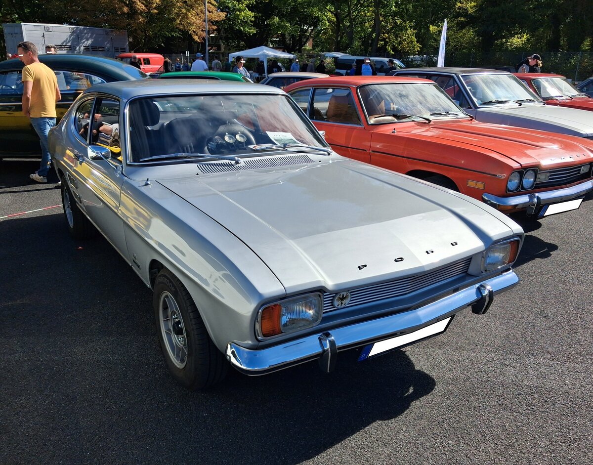 Ford Capri 1, gebaut von 1969 bis 1973. Der Capri 1 wurde von den deutschen und englischen Ford-Werken gemeinsam entwickelt und im Januar 1969 vorgestellt. Das Modell beeinflusste die Verkaufszahlen von Ford �u�erst positiv. Der Capri war mit einer breit gef�cherten Motorenauswahl bestellbar. Der abgelichtete Capri ist ein 1500´er in der Ausstattungsvariante XL aus dem ersten Modelljahr. Der 1500`er war die zweit kleinste Motorisierungsversion. Der V4-Motor hat einen Hubraum von 1498 cm� und leistet 60 PS. Das verhilft dem Wagen zu einer H�chstgeschwindigkeit von 142 km/h. Ein solcher Capri stand bei seiner Markteinf�hrung mit einem Basispreis von DM 7300,00 in der Preisliste. Alt-Ford-Treffen an Mo´s Bikertreff Krefeld am 06.09.2026.