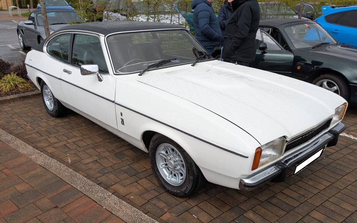 Ford Capri 2 2.0 in der luxuri�sen Ghia-Ausstattung. Ab Ende Februar 1974 stand der  neue  Capri 2 bei den H�ndlern und l�ste den Millionenseller Capri 1 ab. Der hier gezeigte Capri 2 im Farbton (Deutschland) diamantwei� wurde erstmalig im Januar 1978 zugelassen. Unter der langen Motorhaube dieses Pony-cars verrichtet ein Vierzylinderreihenmotor seinen Dienst, der aus einem Hubraum von 1981 cm� genau 90 PS leistet. Sirhowy Valley (S�dwales) Classic car meeting im April 2025.
