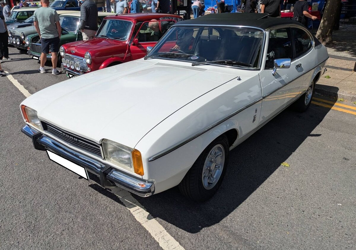 Ford Capri 2 2.0 in der luxuri�sen Ghia-Ausstattung. Ab Ende Februar 1974 stand der  neue  Capri 2 bei den H�ndlern und l�ste den Millionenseller Capri 1 ab. Der hier gezeigte Capri 2 im Farbton (Deutschland) diamantwei� wurde erstmalig im Januar 1978 zugelassen. Unter der langen Motorhaube dieses Pony-cars verrichtet ein Vierzylinderreihenmotor seinen Dienst, der aus einem Hubraum von 1981 cm� genau 90 PS leistet. Brynmawr Classic Car Show/South Wales am 26.07.2026.