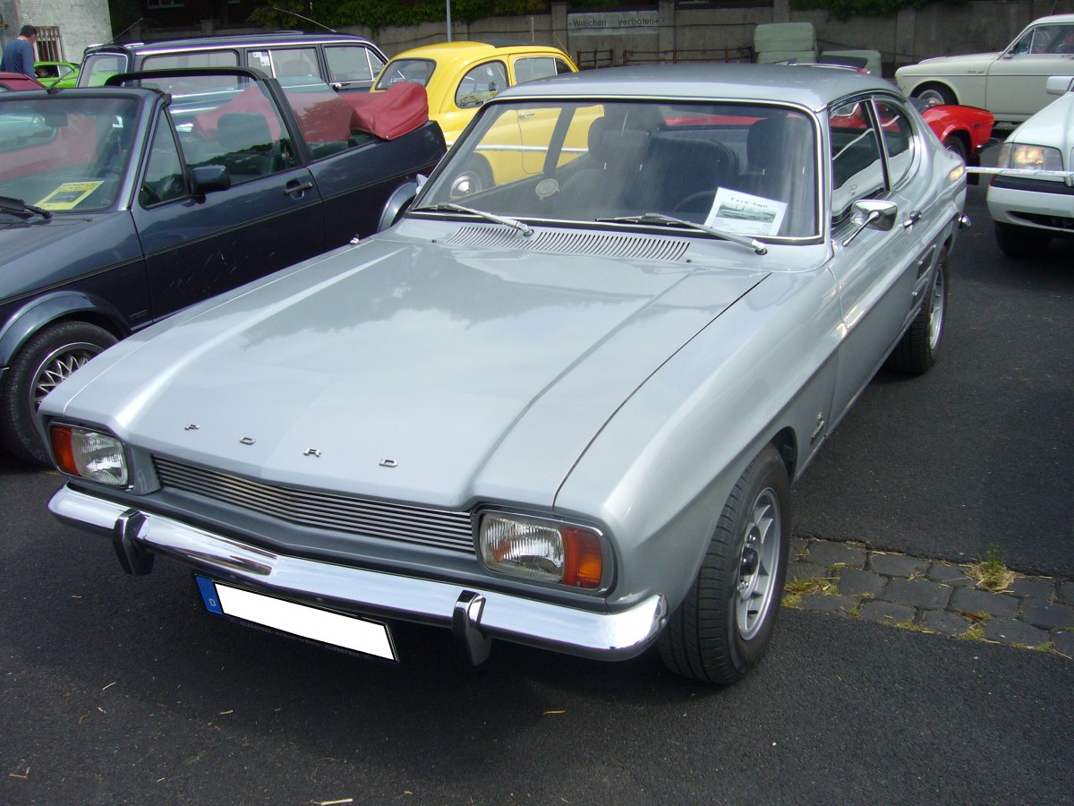 Ford Capri I. 1969 - 1973. Der von den deutschen und englischen Ford-Werken gemeinsam entwickelte Capri war ein Erfolgsmodell. Er war mit 4-Zylinderreihenmotoren (1.3l, 1.5l und 1.7l Hubraum), sowie drei V6-motoren (2.0l, 2.3l und 2.6l Hubraum) lieferbar. Hier wurde ein Capri I 1500 in der XL-Ausstattung abgelichtet. Ein 1500´er Capri kostete bei seiner Markteinführung DM 7300,00. Für die höherwertige XL-Ausstattung waren zusätzliche DM 285,00 fällig. Der 1498 cm³ große Motor leistet 60 PS und erreicht eine maximale Geschwindigkeit von 142 km/h. Oldtimertreffen in Krefeld am 24.05.2015.