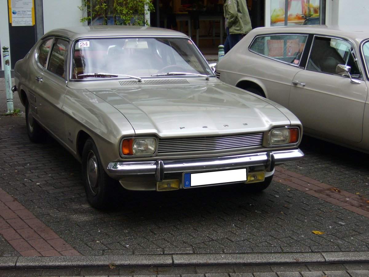 Ford Capri I. 1969 - 1973. Der Capri I wurde von den deutschen und englischen Ford-Werken gemeinsam entwickelt und im Januar 1969 vorgestellt. Er bewirkte einen Wiederanstieg der Verkaufszahlen. Der Capri war mit einer breit gefächerten Motorenauswahl bestellbar. Der abgelichtete Capri ist ein 1500 in der XL Ausstattung. Der 1500 war die zweitniedrigste Motorisierungsstufe. Der V4-motor hat einen Hubraum von 1498 cm³ und leistet 60 PS. Das verhilft dem Wagen zu einer Höchstgeschwindigkeit von 142 km/h. Ein solcher Capri stand bei seiner Markteinführung mit DM 7300,00 in der Preisliste. Dukes of Downtow am 09.09.2017 in
Essen-Rüttenscheid.