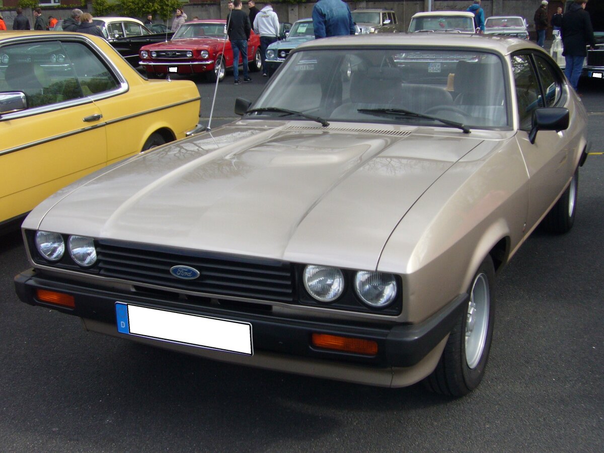 Ford Capri III 2.0 im Farbton champagner gold. Ab März 1978 stand der modifizierte Capri III bei den Händlern. Markant waren die serienmäßigen Doppelscheinwerfer, der Kühlergrill im Lamellenlook und der angedeutete Frontspoiler. Der hier gezeigte Capri ist im Farbton champagner gold lackiert. Angetrieben wird der Wagen von einem V6-Motor mit einem Hubraum von 1999 cm³ und einer Leistung von 90 PS. Die Höchstgeschwindigkeit gaben die Ford-Werke mit 170 km/h an. Oldtimertreffen an Mo´s Bikertreff in Krefeld am 10.04.2022.