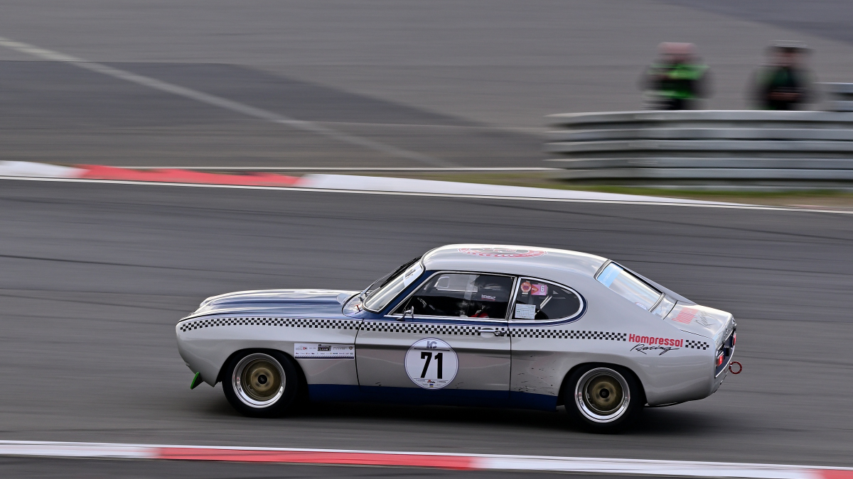 Ford Capri MKI, Historic Championship’ 81 (vormals HEC/HTGT) ist die �lteste, historische Rennserie in Deutschland. Zugelassen sind Touren- und GT-Fahrzeuge bis Baujahr 1981 und Rennsportfahrzeuge bis Baujahr 1971.
Aufnahmen vom: N�rburgring Classic am 13.06.2026, aus den Zuschauer Bereichen.